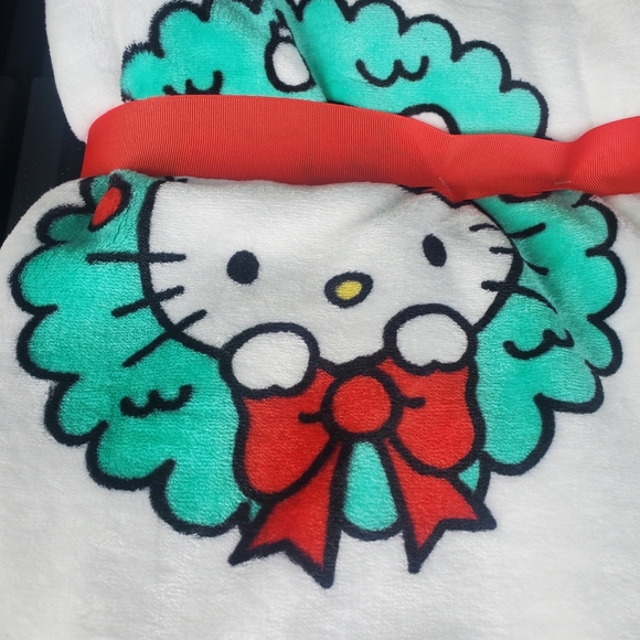 Holiday Wreath Hello Kitty Blanket-NWT - Picture 3 of 6